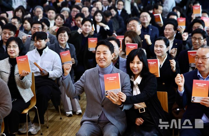 [서울=뉴시스] 김명년 기자 = 오세훈 서울시장이 22일 오후 서울 마포구 청년문화공간JU에서 열린 본인의 '시민의 자부심을 디자인하다' 출간기념회에서 참석자들과 함께 기념촬영하고 있다. 2026.02.22. kmn@newsis.com