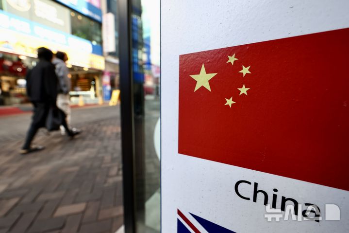 [서울=뉴시스] 김명년 기자 = 중국 춘절 연휴를 맞아 명동관광특구협의회의 알리페이 결제 시 즉시 할인 행사 등 서울 곳곳에서 관광객 환영 행사가 열린다. 사진은 22일 서울 중구 명동거리. 2026.02.22. kmn@newsis.com