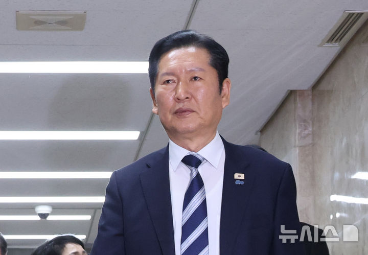 [서울=뉴시스] 김금보 기자 = 정청래 더불어민주당 대표가 22일 오후 서울 여의도 국회에서 열린 의원총회에 참석하고 있다. 2026.02.22. kgb@newsis.com