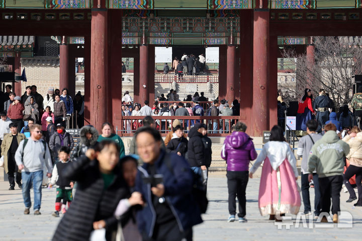 26만명 인파 예상되는 'BTS' 컴백 공연날…경복궁도 쉬어간다