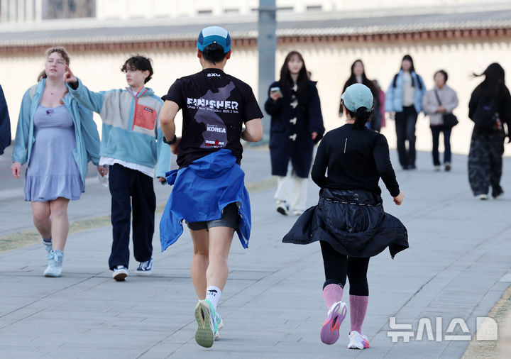 [서울=뉴시스] 조성우 기자 = 포근한 날씨를 보인 22일 서울 종로구 경복궁 인근에서 한 시민이 러닝을 하고 있다. 2026.02.22. xconfind@newsis.com