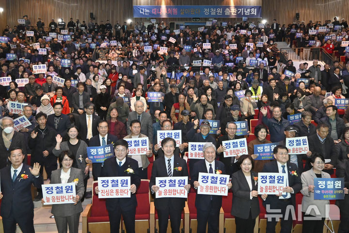 담양군수 출판기념회 찾은 조국 대표…'호남 교두보' 다지기