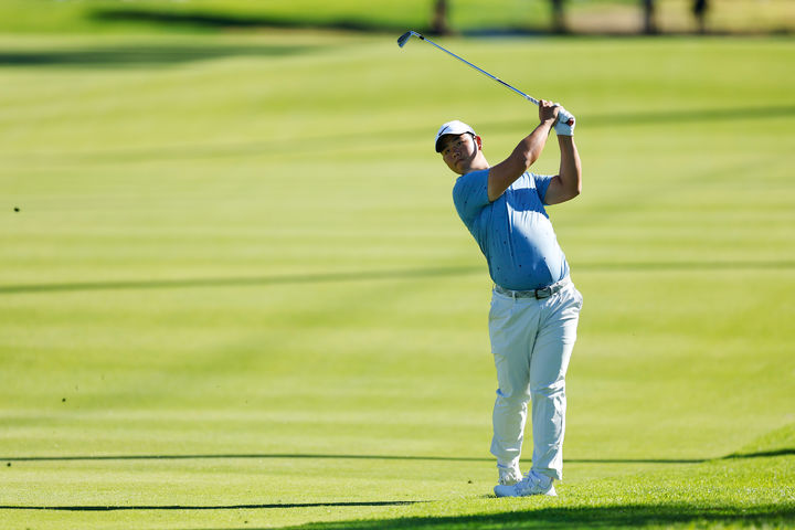 [로스앤젤레스=AP/뉴시스] 김주형이 22일(현지 시간) 미 캘리포니아주 로스앤젤레스 퍼시픽 팰리세이즈의 리비에라 컨트리클럽에서 열린 미국프로골프(PGA) 투어 제네시스 인비테이셔널 최종 라운드 2번 홀 페어웨이에서 샷하고 있다. 2026.02.23.