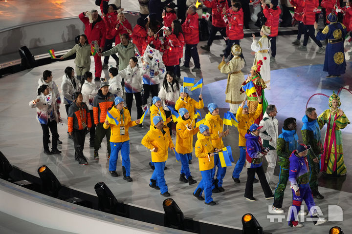 [베로나=AP/뉴시스] 23일(한국 시간) 이탈리아 베로나의 베로나 아레나에서 열린 2026 밀라노·코르티나담페초 동계올림픽 폐회식에 한국 선수단이 입장하고 있다. 2026.02.23.