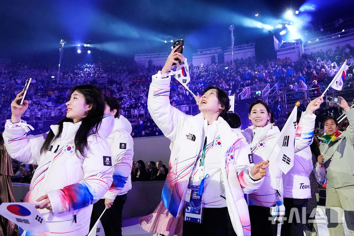 [베로나=AP/뉴시스] 23일(한국 시간) 이탈리아 베로나의 베로나 아레나에서 열린 2026 밀라노·코르티나담페초 동계올림픽 폐회식에 한국 선수단이 입장하고 있다. 2026.02.23.