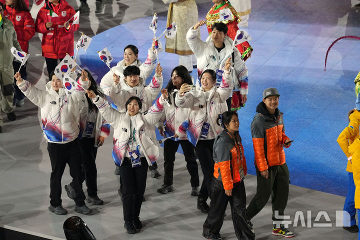 [베로나=AP/뉴시스] 23일(한국 시간) 이탈리아 베로나의 베로나 아레나에서 열린 2026 밀라노·코르티나담페초 동계올림픽 폐회식에 한국 선수단이 입장하고 있다. 2026.02.23.