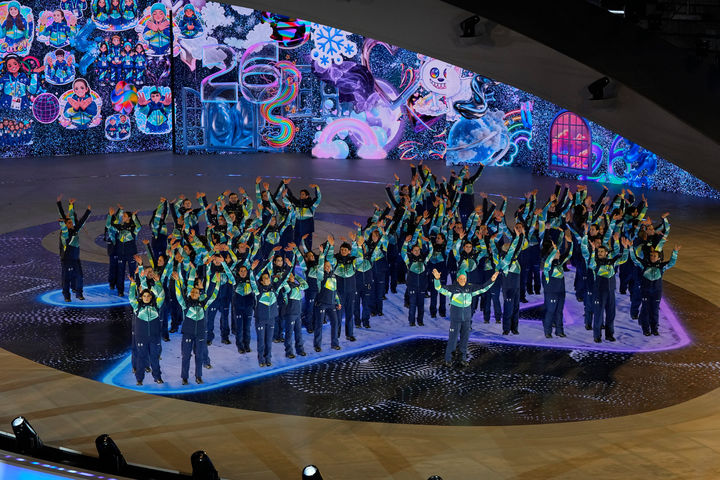 [베로나( 이탈리아)= AP/뉴시스]밀라노 코르티나 동계올림픽 폐막식의 무대에 오른 자원봉사단. 2026. 02. 23.&nbsp; 