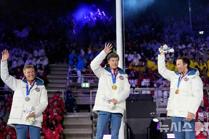 [베로나=AP/뉴시스] 2026 밀라노·코르티나담페초 동계올림픽 크로스컨트리 스키 남자 50㎞ 매스스타트 클래식 메달리스트 요한네스 회스플로트 클레보(가운데), 마르틴 뢰브스트룀 뉘엥에트(왼쪽), 에밀 이베르센(이상 노르웨이)가 23일(한국 시간) 이탈리아 베로나의 베로나 아레나에서 열린 대회 폐회식에서 메달을 받고 기뻐하고 있다. 2026.02.23.