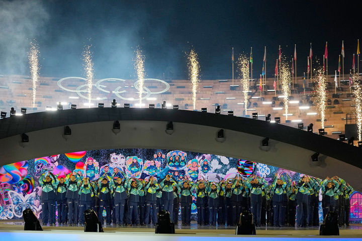 올림픽 폐막식에서 89세 "자원봉사 왕" 70년 봉사로 스타 돼