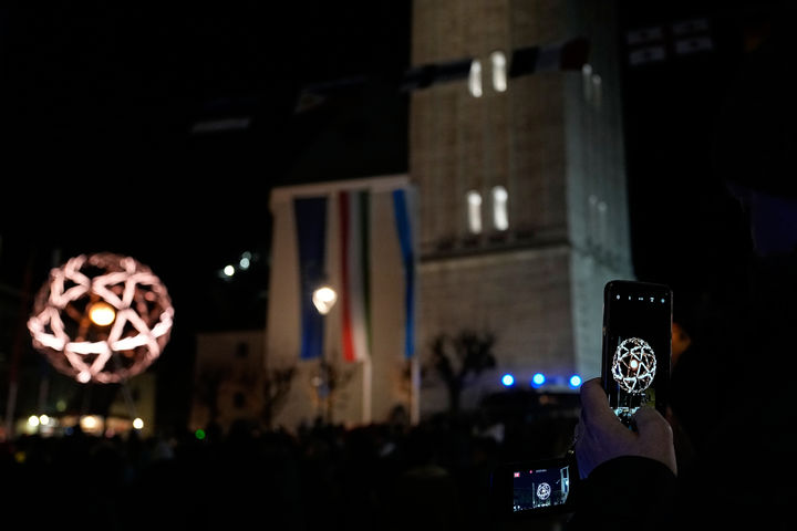 [코르티나담페초=AP/뉴시스] 23일(한국 시간) 이탈리아 코르티나담페초 디보나 광장에 설치된 2026 밀라노·코르티나담페초 동계올림픽 성화가 마지막 불꽃을 발하고 있다. 2026.02.23.