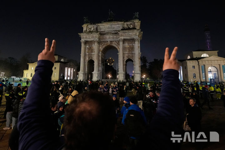 [밀라노=AP/뉴시스] 이탈리아 밀라노 '평화의 아치'(아르코 델라 파체·Arco della Pace)를 빛내던 2026 밀라노·코르티나담페초 동계올림픽 성화가 23일(한국 시간) 대회 폐회 선언과 동시에 불꽃을 꺼트렸다. 2026.02.23.