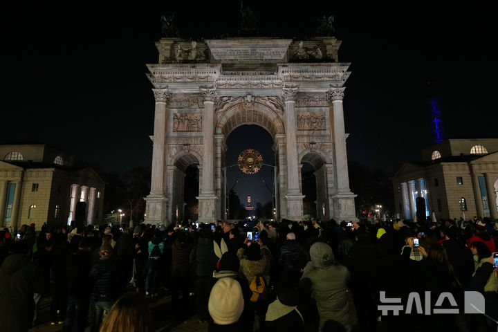 [밀라노=AP/뉴시스] 이탈리아 밀라노 '평화의 아치'(아르코 델라 파체·Arco della Pace)를 빛내던 2026 밀라노·코르티나담페초 동계올림픽 성화가 23일(한국 시간) 대회 폐회 선언과 동시에 불꽃을 꺼트렸다. 2026.02.23.