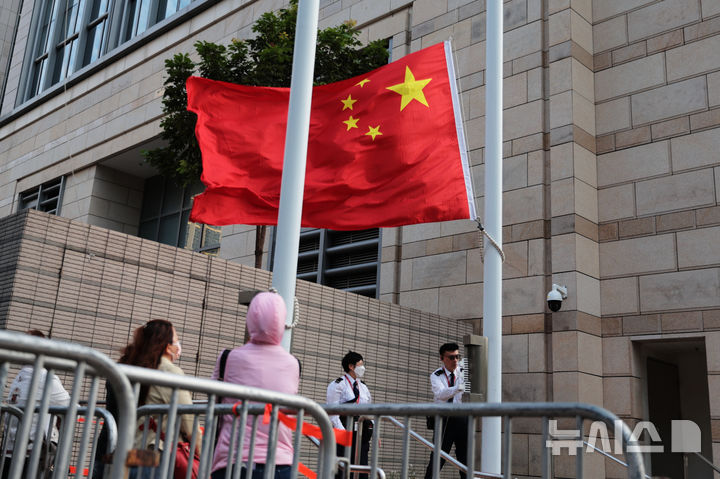 [AP/뉴시스] 홍콩 민주화 인사들의 안보법 위반 1심에 대한 항소심 판결이 23일 예정된 서 카우룽 치안법원 앞 중국 국기