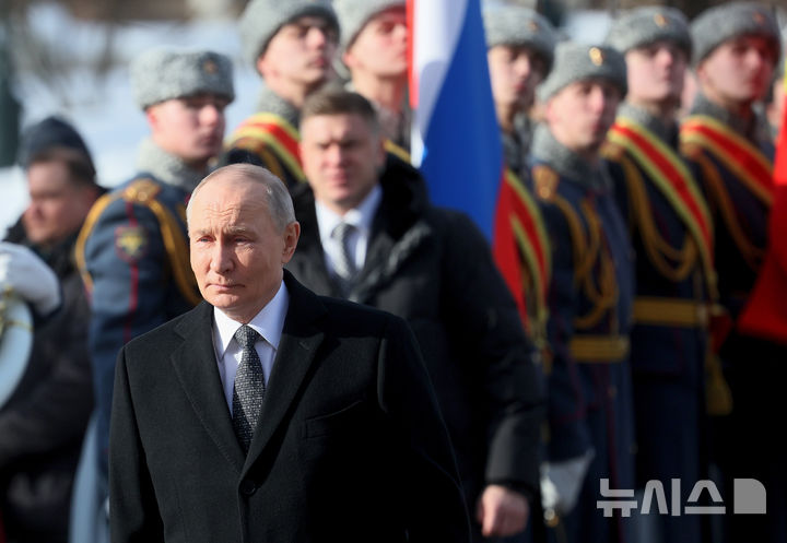 푸틴 “전사한 영웅 자녀, 국가의 책임”…특수부대원 미망인 접견