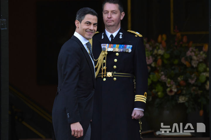 [AP/뉴시스] 네덜란드의 새 총리인 롭 예텐 D66 당수가 23일 국왕 앞 취임선서를 위해 헤이그 왕궁에 도착하고 있다