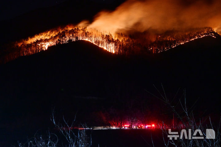 [함양=뉴시스] 차용현 기자 = 22일 오후 경남 함양군 마천면 창원리 야산에서 산불이 강풍을 타고 계속 번지고 있다. 2026.02.22. con@newsis.com *재판매 및 DB 금지