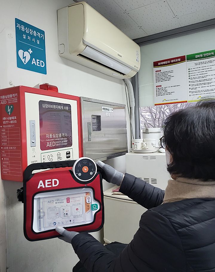 [원주=뉴시스] 자동심장충격기(AED) 점검 모습. (사진=원주시 제공) 2026.02.23. photo@newsis.com *재판매 및 DB 금지