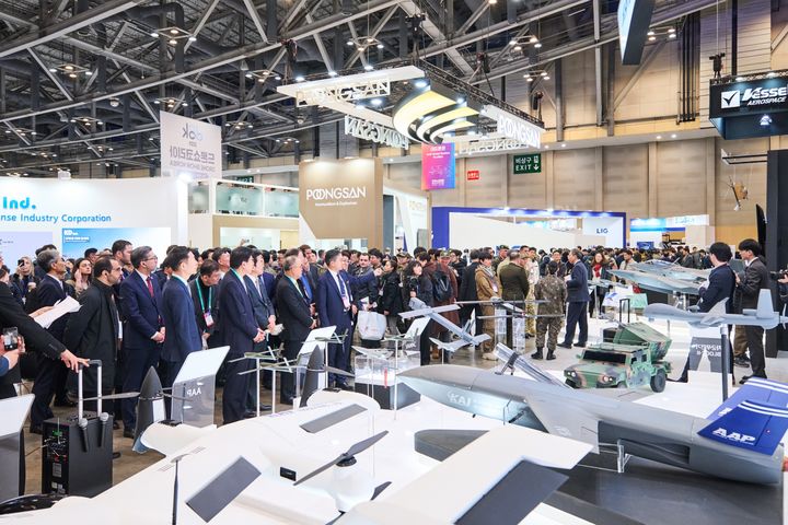 [부산=뉴시스] 지난 DSK 2025(드론쇼 코리아)에서 관계자들이 행사에 참여하고 있다. (사진=부산시 제공) 2026.02.23. photo@newsis.com *재판매 및 DB 금지