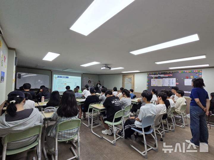 [시흥=뉴시스] 시흥시가 쓰레기 무단 투기 방지를 위해 '단속' 위주에서 '인식 개선'에 주력하기로 한 가운데 이주 배경 주민을 대상으로 올바른 분리배출 교육을 하고 있다. (사진=시흥시 제공).2026.02.23.photo@newsis.com