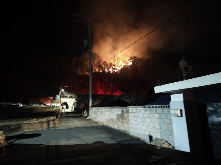 [단양=뉴시스] 이병찬 기자 = 23일 새벽 시간 충북 단양군 대강면에서 발생한 산불이 민가를 위협하고 있다.(사진=단양소방서 제공)2026.02.23.photo@newsis.com *재판매 및 DB 금지
