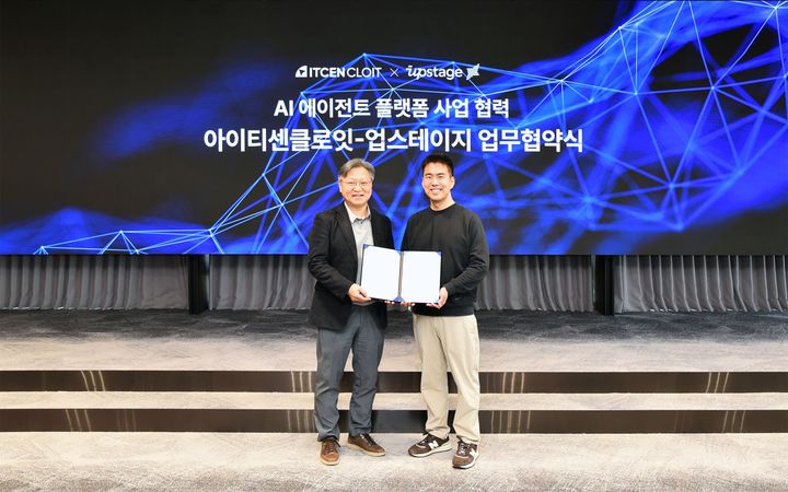 아이티센클로잇 조상철 부사장(왼쪽)과 업스테이지 권순일 CSO가 협약 체결 후 기념촬영을 하고 있다. (사진=아이티센클로잇 제공) *재판매 및 DB 금지