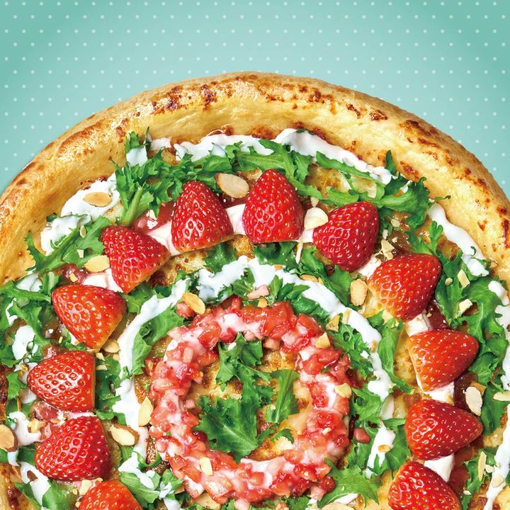 [서울=뉴시스] 이랜드 피자몰 생딸기듬뿍피자. (사진=이랜드이츠 제공) *재판매 및 DB 금지