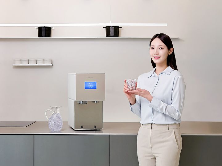 삼성전자 모델이 하루 최대 8kg의 강력한 제빙 성능에 AI 기반 사용자 맞춤 기능을 갖춘 '비스포크 AI 얼음정수기' 신제품을 소개하고 있다.(사진제공=삼성전자) *재판매 및 DB 금지