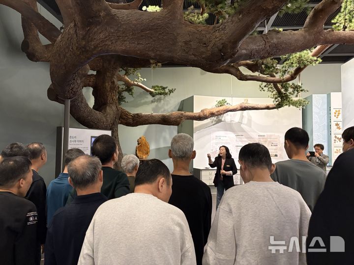 [서울=뉴시스] 국가유산청이 농인 자연유산 해설사를 양성해 취약계층의 사회 참여활동을 지원하는 '자연유산 손소리 해설봉사 프로그램'을 운영한다. 국가유산청 제공