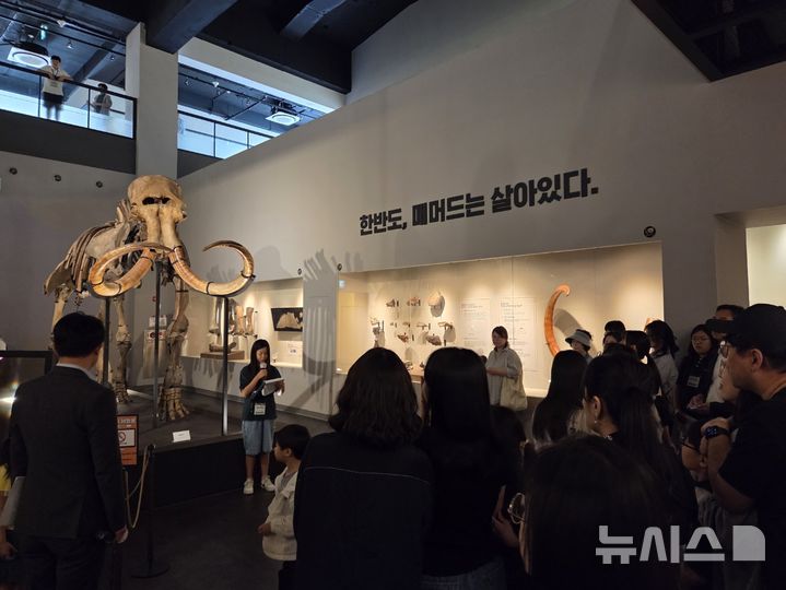 [서울=뉴시스] 국가유산청은 어린이 해설사들이 자신의 눈높이에 맞춰 자연유산의 가치를 전달하는 '어린이 해설사 프로그램'을 진행한다. 사진은 해설 시연 모습. 국가유산청 제공