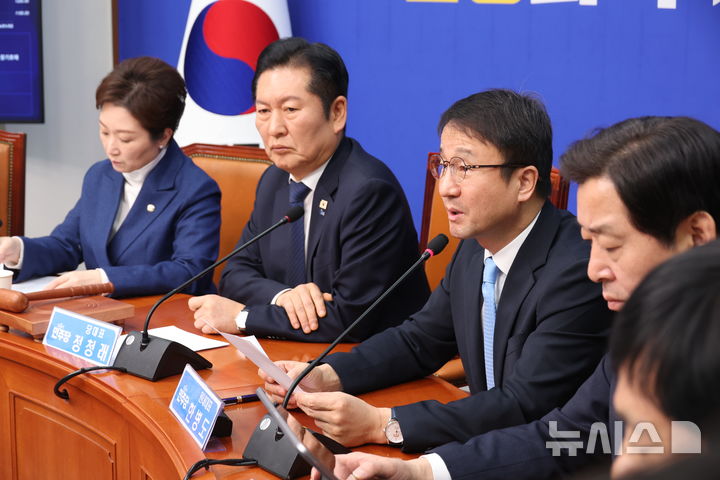 [서울=뉴시스] 조성봉 기자 = 한병도 더불어민주당 원내대표가 23일 오전 서울 여의도 국회에서 열린 최고위원회에서 발언을 하고 있다. 2026.02.23. suncho21@newsis.com