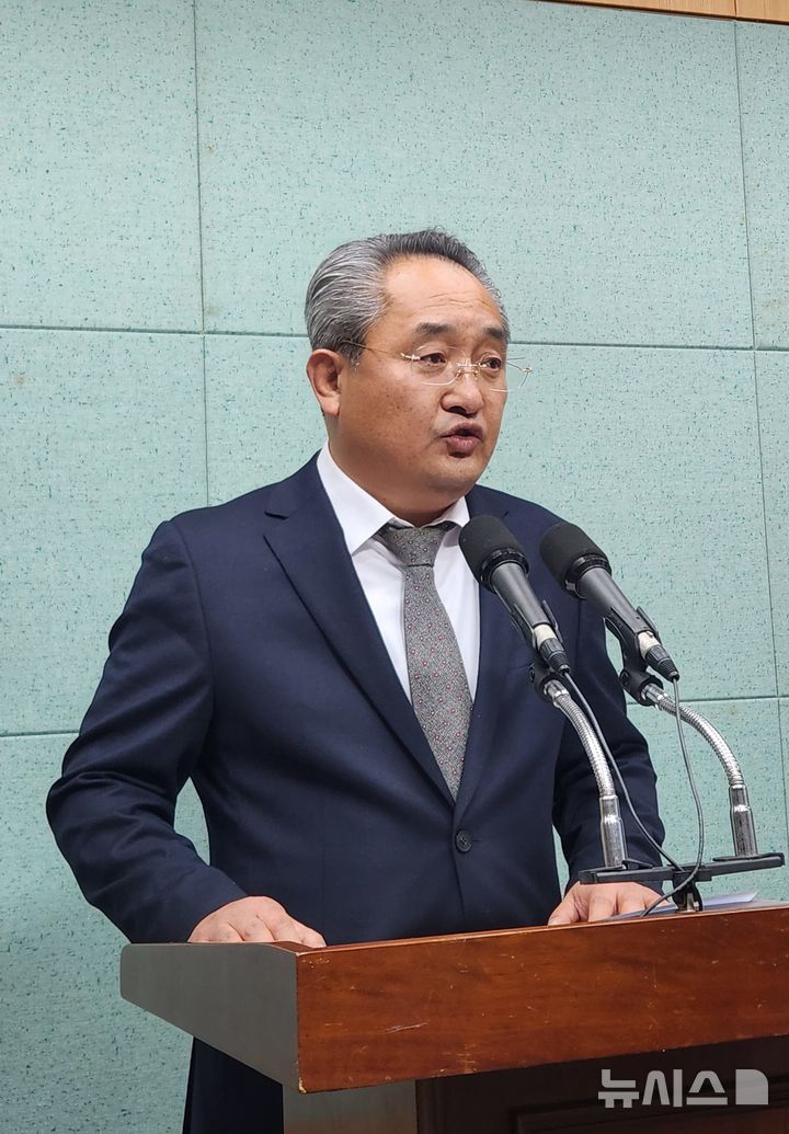 [전주=뉴시스] 김민수 기자= 김성수 전북도지사 예비후보가 23일 전북자치도의회 브리핑룸에서 기자회견을 하고 있다. leo@newsis.com 2026.02.23 *재판매 및 DB 금지