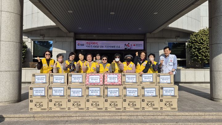 [창원=뉴시스] 경남적십자사, 결연세대 물품 지원. (사진=경남적십자사 제공) 2026.02.23. photo@newsis.com *재판매 및 DB 금지