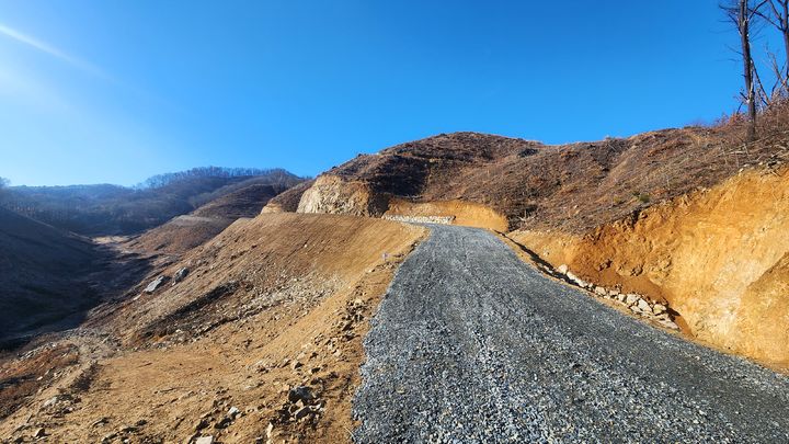 [금산=뉴시스] 지난해 개설된 금산군 신대지구 산불진화임도. *재판매 및 DB 금지