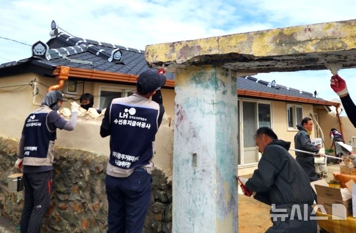 [포항=뉴시스] 송종욱 기자 = 지난해 수선유지급여사업으로 추진 중인 주거 환경 개선 사업. (사진=포항시 제공) 2026.02.23. photo@newsis.com