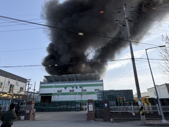 [나주=뉴시스] 23일 오전 11시56분께 전남 나주시 봉황면 동수농공단지 내 플라스틱 제조 공장에서 불이 나 소방 당국이 진화 작업을 벌이고 있다. 2026.02.23. (사진=전남소방본부 제공) photo@newsis.com *재판매 및 DB 금지