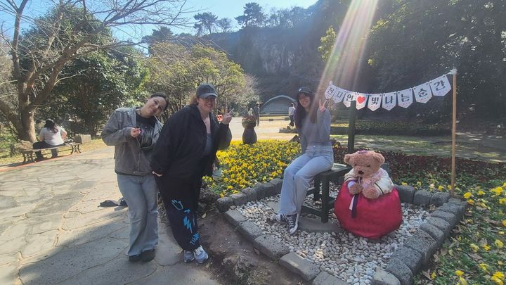 [서귀포=뉴시스] 서귀포시가 지난 설 연휴 기간 천지연폭포에 조성한 귤곰e 포토존에서 외국인 관광객들이 기념사진을 촬영하고 있다. (사진=서귀포시 제공) 2026.02.23. photo@newsis.com *재판매 및 DB 금지