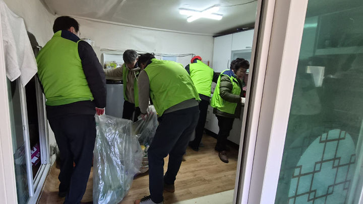 [정선=뉴시스] 강원 정선군 여량면지역사회보장협의체는 23일 관내 한 주택에서 무연고 사망자 고인의 주거지 정비 활동을 실시하고 있다. (사진=정선군 제공) 2026.02.23. photo@newsis.com *재판매 및 DB 금지