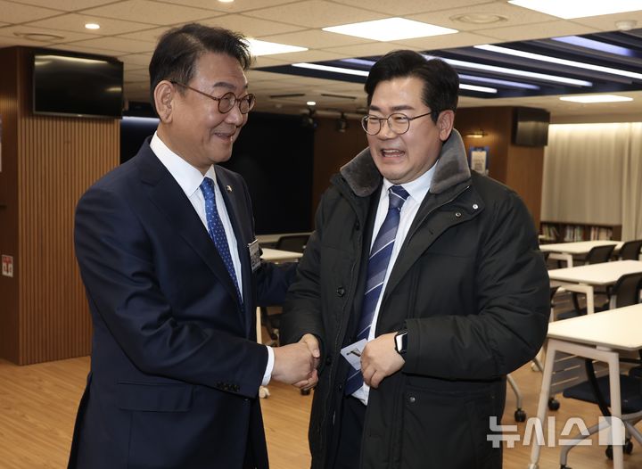 [서울=뉴시스] 조성봉 기자 = 6·3 지방선거 인천광역시장에 도전하는 박찬대 더불어민주당 의원과 김교흥(왼쪽)의원이 지난 23일 오후 서울 영등포구 더불어민주당 당사에서 열린 중앙당공천관리위원회 2차 회의 및 광역단체장 후보자 면접에 앞서 악수를 하고 있다. 2026.02.23. suncho21@newsis.com