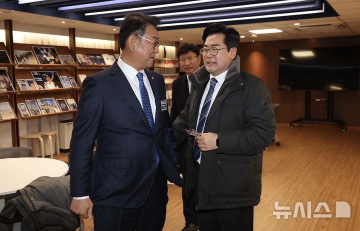 [서울=뉴시스] 조성봉 기자 = 6·3 지방선거 인천광역시장에 도전하는 박찬대 더불어민주당 의원과 김교흥(왼쪽)의원이 23일 오후 서울 영등포구 더불어민주당 당사에서 열린 중앙당공천관리위원회 2차 회의 및 광역단체장 후보자 면접에 앞서 대화를 하고 있다. 2026.02.23. suncho21@newsis.com