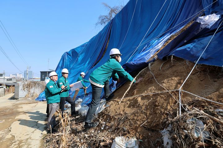 [광주=뉴시스] 광주 광산구는 해빙기 지반 약화로 인한 붕괴·전도 낙석 등 안전사고를 예방하고자 점검에 나선다고 23일 밝혔다. (사진=광주 광산구 제공) 2026.02.23. photo@newsis.com *재판매 및 DB 금지
