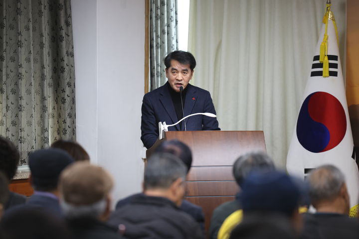 [보은=뉴시스] 최재형 충북 보은군수가 23일 회인면행정복지센터에서 주민들에게 군정 현안을 설명하고 건의사항을 듣고 있다. 최 군수는 3월 9일까지 11개 읍·면을 순차적으로 방문한다. (사진=보은군 제공) photo@newsis.com *재판매 및 DB 금지