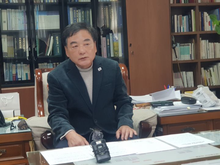 [대구=뉴시스]정창오 기자=이만규 대구시의회 의장이 23일 오전 시의회 의장실에서 열린 기자간담회에서 대구경북 행정통합 특별법안이 졸속·강행 추진되고 있다며 비판하고 있다. 그는 일문일답에서 “현재 상황에서 통합을 반대하면 역적이 되고 찬성하면 망하게 되는 외통수에 빠졌다”고 탄식했다.2026.02.23 jco@newsis.com