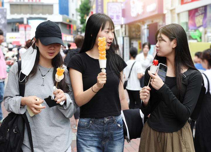 "벤츠 버리고 리어카 감성?"…중국 MZ들, 왜 '노인 전용 식당'에 줄 서나