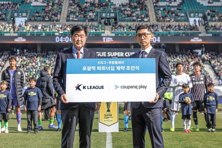 [서울=뉴시스] 한국프로축구연맹, 쿠팡플레이와 'K리그 포괄적 파트너십' 5년 연장. 왼쪽부터 권오갑 프로축구연맹 총재, 김성한 쿠팡플레이 대표. (사진=한국프로축구연맹 제공) *재판매 및 DB 금지