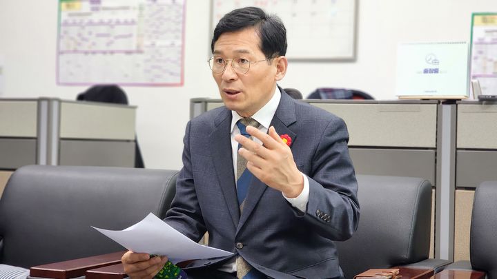 [청주=뉴시스] 임선우 기자 = 더불어민주당 유행열 청주시장 출마예정자가 23일 시청 기자실에서 도당 자격심사위원회 결과와 관련한 입장을 설명하고 있다. 그는 8년 전 미투 논란으로 이번 자격심사에서 정밀심사 대상자로 분류됐다. 2026.02.23. imgiza@newsis.com *재판매 및 DB 금지