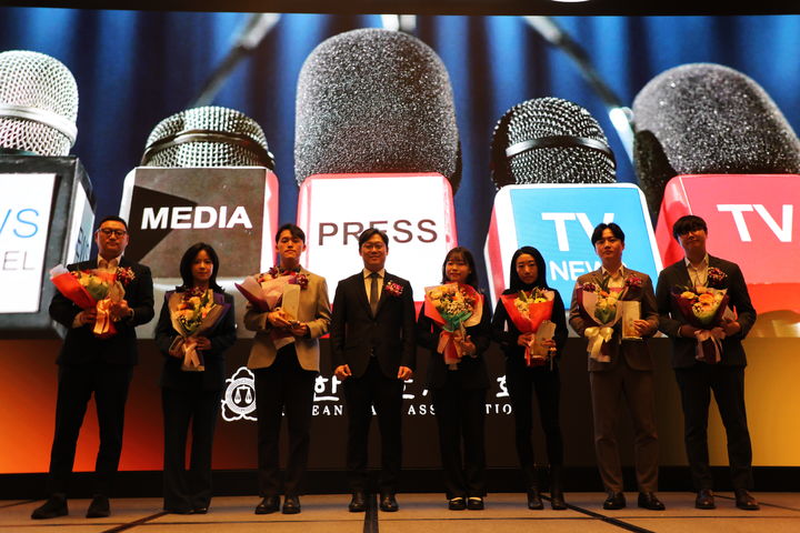 [서울=뉴시스] 대한변호사협회가 23일 2026년도 '대한변호사협회 정기총회'에서 이소헌 뉴시스 기자 등 7명에게 우수언론인상을 수여했다. 왼쪽에서 네번째 김정욱 대한변협회장, 다섯번째 이소헌 기자 (사진=대한변호사협회 제공) 2026.02.23. photo@newsis.com *재판매 및 DB 금지