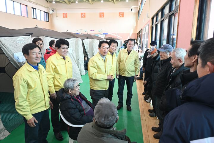 경남도의회 확대의장단, 23일 함양 마천 산불 위문품 전달.(사진=경남도의회 제공) 2026.02.23. *재판매 및 DB 금지