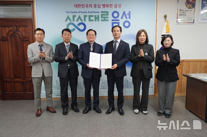 [음성=뉴시스] 조병옥(왼쪽 세 번째) 충북 음성군수를 비롯한 창영케미칼·창영메디칼 관계자들이 23일 군청 집무실에서 투자협약 기념촬영을 하고 있다. 창영케미칼·창영메디칼은 750억원을 투자해 휴먼스마트밸리에 공장과 시설을 신설할 계획이다. (사진=음성군 제공) 2026.02.23. photo@newsis.com