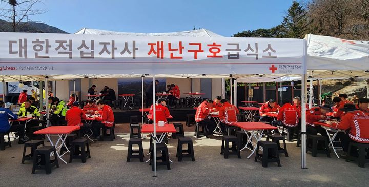 [창원=뉴시스] 경남적십자사, 함양 마천면 산불 대응 긴급구호활동. (사진=경남적십자사 제공) 2026.02.23.photo@newsis.com *재판매 및 DB 금지