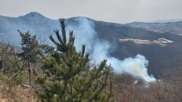 [정선=뉴시스] 23일 정선군 신동읍 인근 야산에서 산불이 발생한 모습.(사진=강원도소방본부 제공)photo@newsis.com *재판매 및 DB 금지